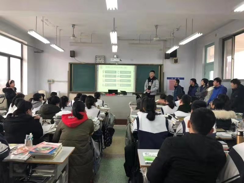 淄博六中部分优秀毕业学子回访母校