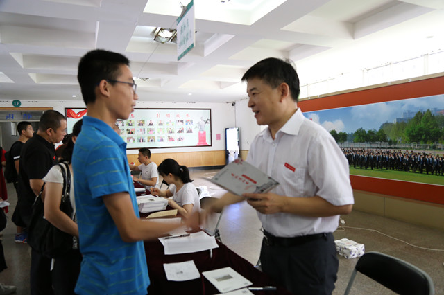 赵泮利校长签发第一张录取通知书淄博实验中学喜迎2017级新生报到