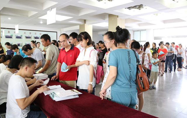 赵泮利校长签发第一张录取通知书淄博实验中学喜迎2017级新生报到