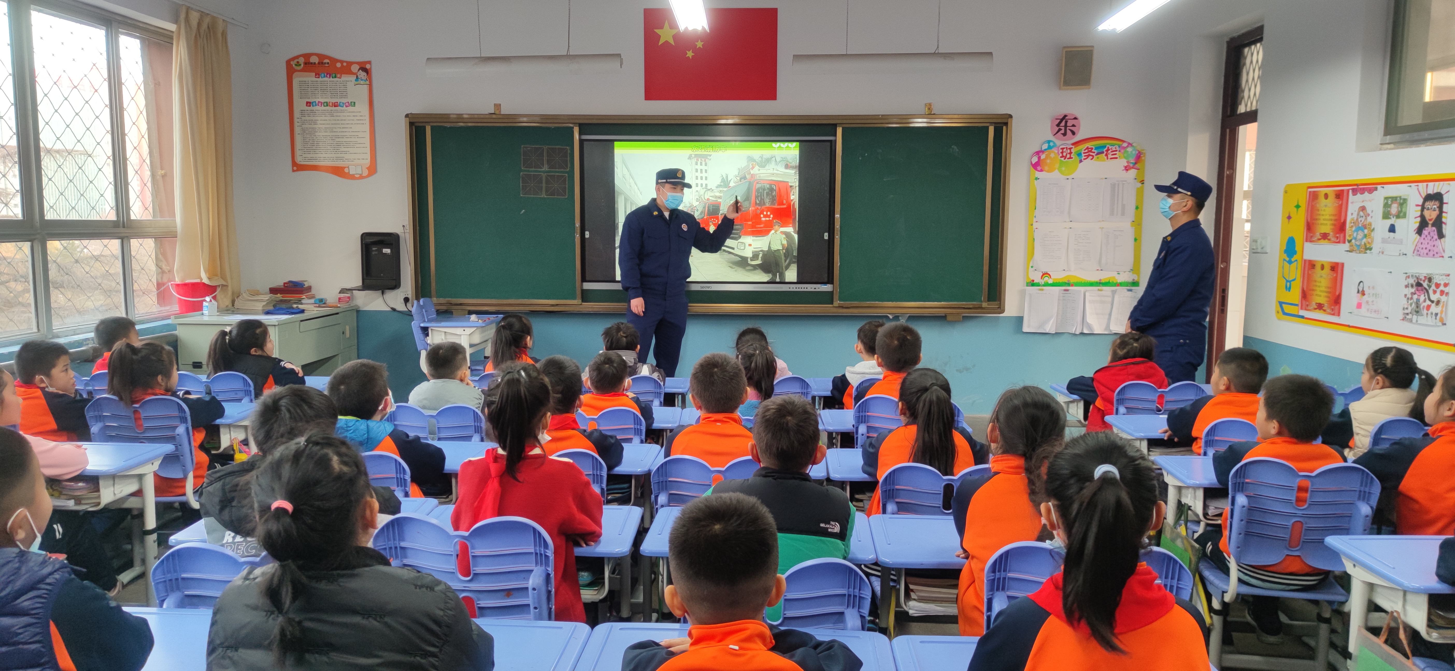 临淄区实验小学:消防队员进校园 安全知识记心间