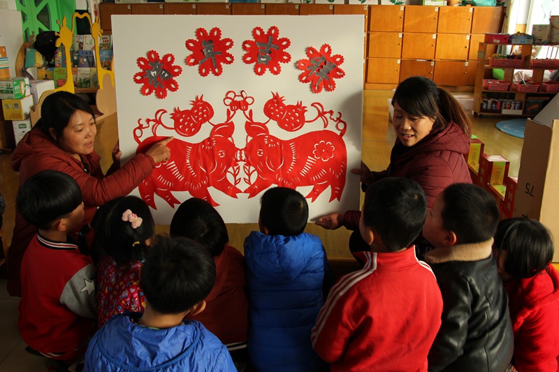 通过活动,该园不仅锻炼了幼儿的动手能力,还让幼儿感受到了中国传统