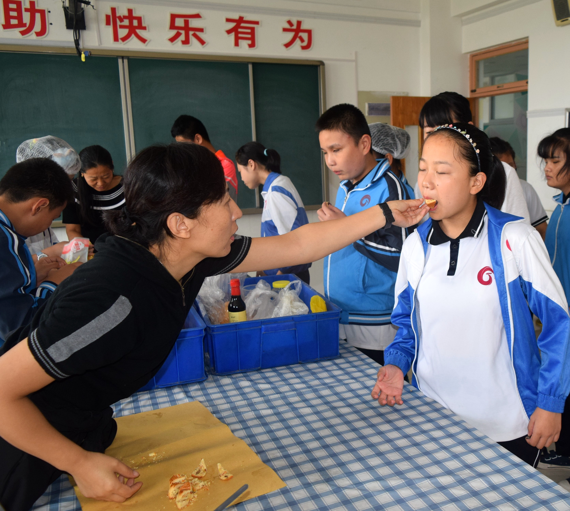 传习俗 做月饼 品月饼 话中秋——市特教中心组织"我们的节日·中秋节