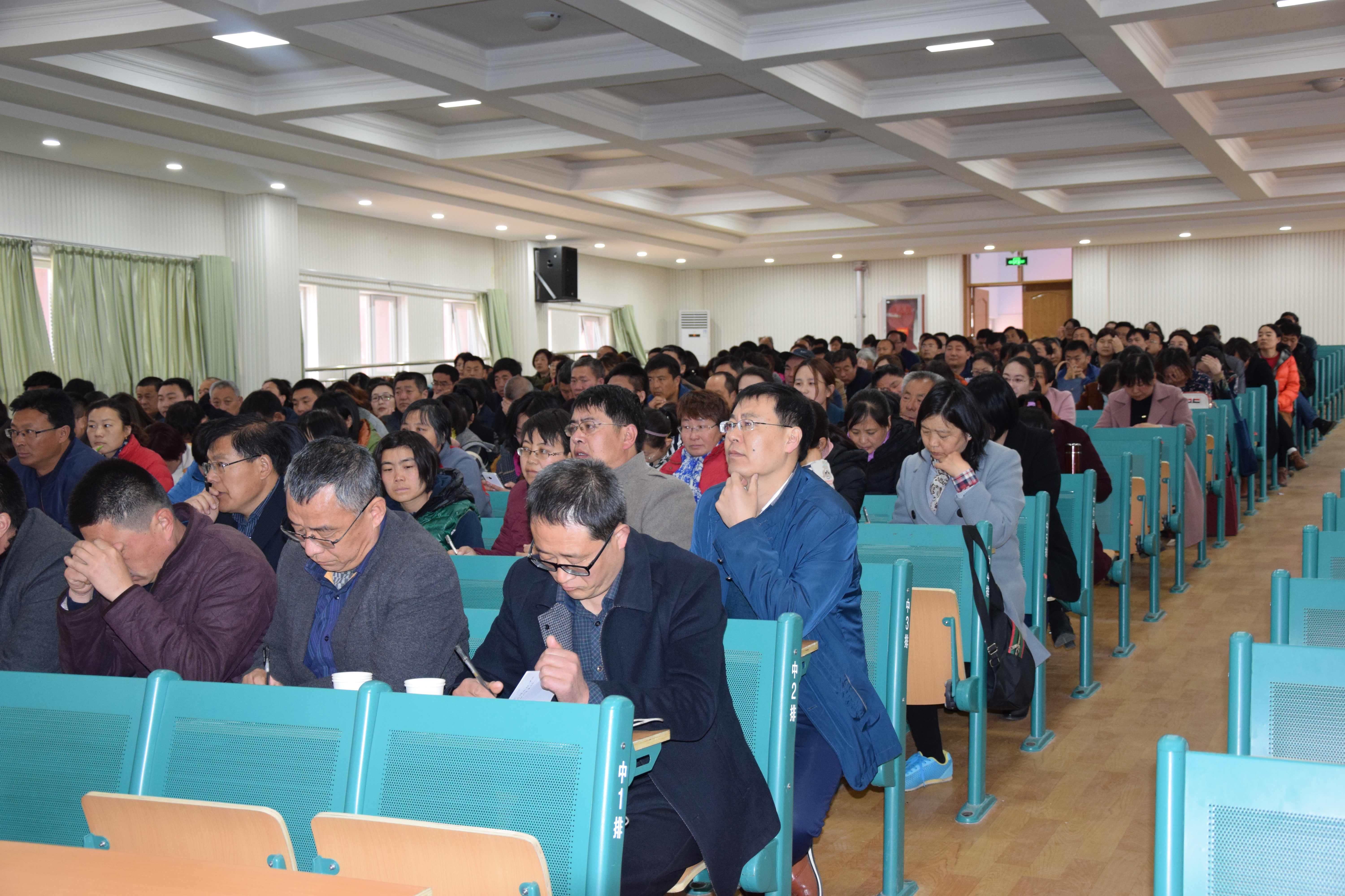 沂源四中:聆听专家报告,把握课改新思想