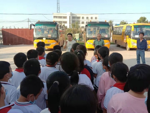 高青县黑里寨学区中心小学开展校车应急疏散演练活动