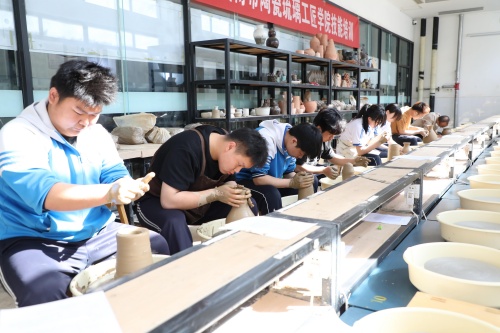 4陶瓷拉坯成型赛项师生同赛.jpg