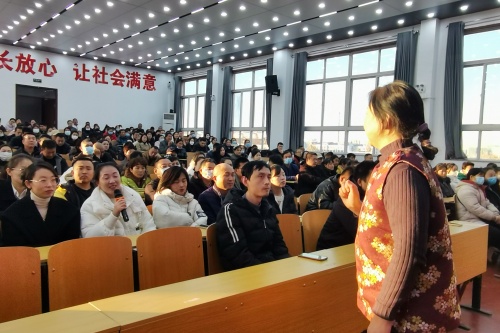 淄博十五中举行家庭教育报告会10.jpg