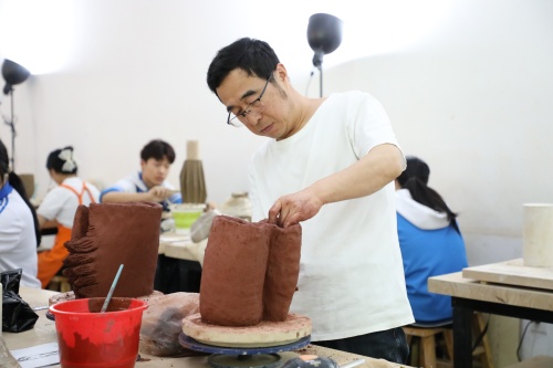 1教师组陶瓷雕塑赛项现场.jpg