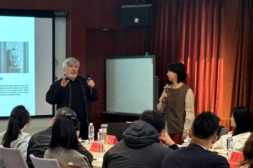 2.罗伯特•苏克先生在讲座中.jpg