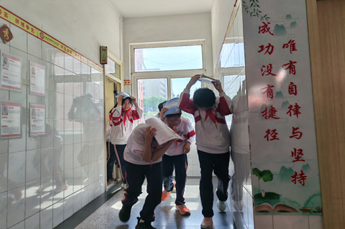 淄博十五中组织开展“5.12”防震应急演练03.jpg