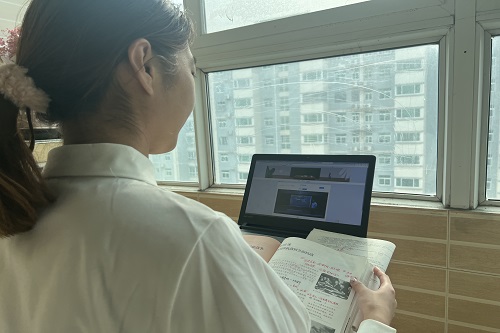 历史教研室张雯老师观看市教学基本功比赛视频.jpg