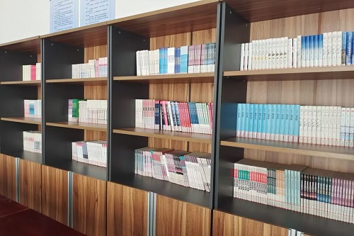 5.教工书屋图书架.jpg