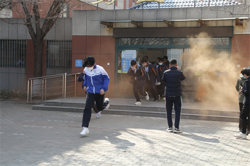 淄川区般阳中学举行消防疏散演练
