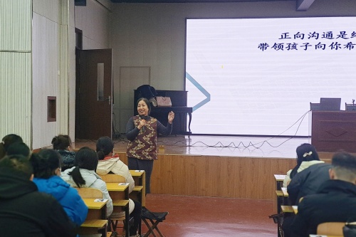 淄博十五中举行家庭教育报告会09.jpg
