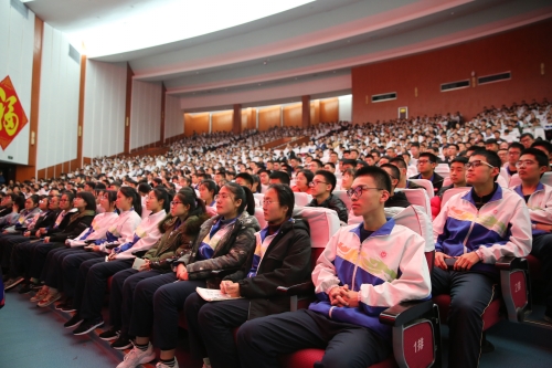 临淄中学举行交通安全专题报告会