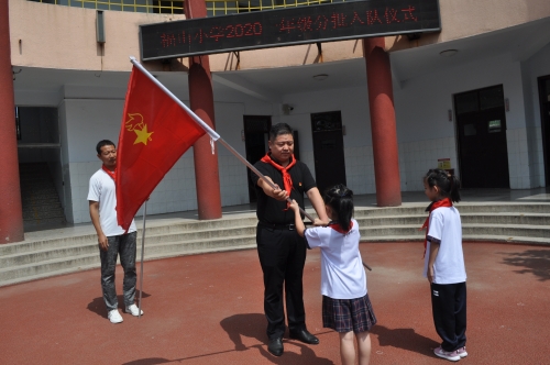 "临淄区福山小学一一中队的崔雯迪兴奋地告诉妈妈"今天的入队仪式上